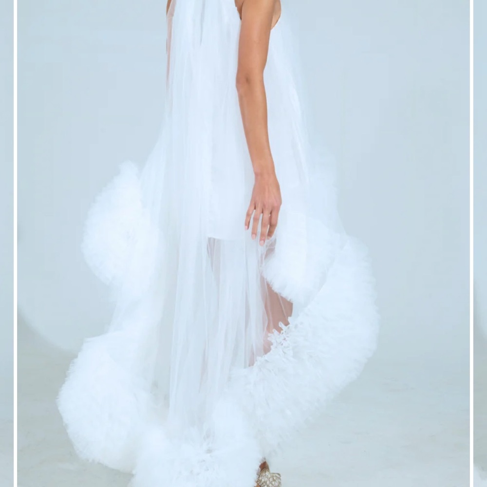 Elegant White Sleeveless Dress - Picture 6 of 7